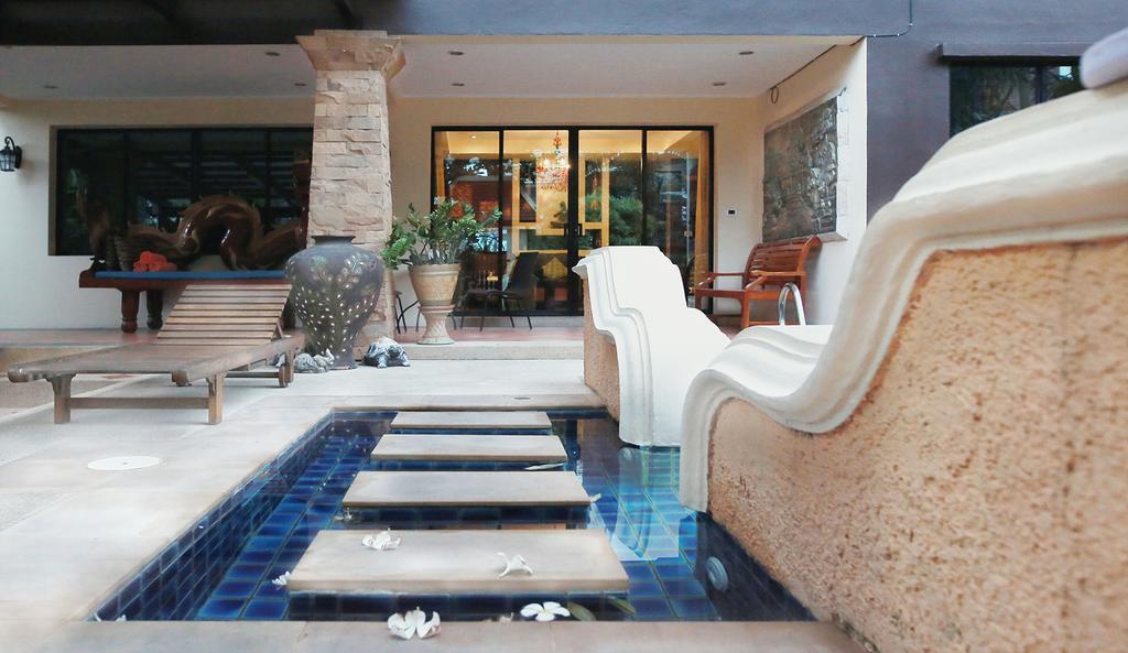 Natcha Pool Villa